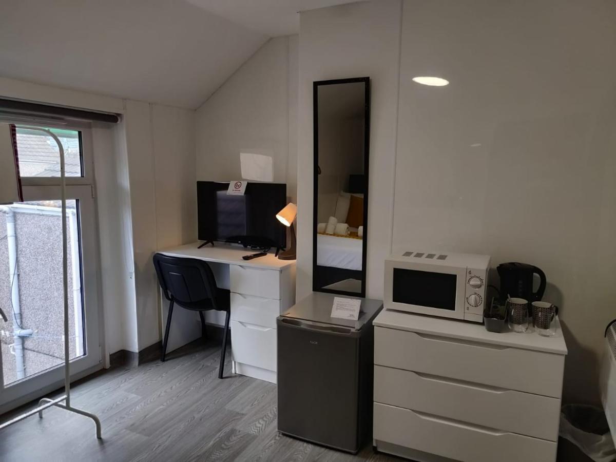 Double Ensuite Rooms Swansea Exterior photo