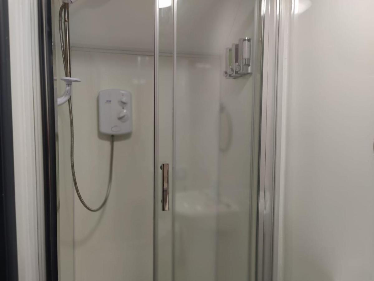 Double Ensuite Rooms Swansea Exterior photo